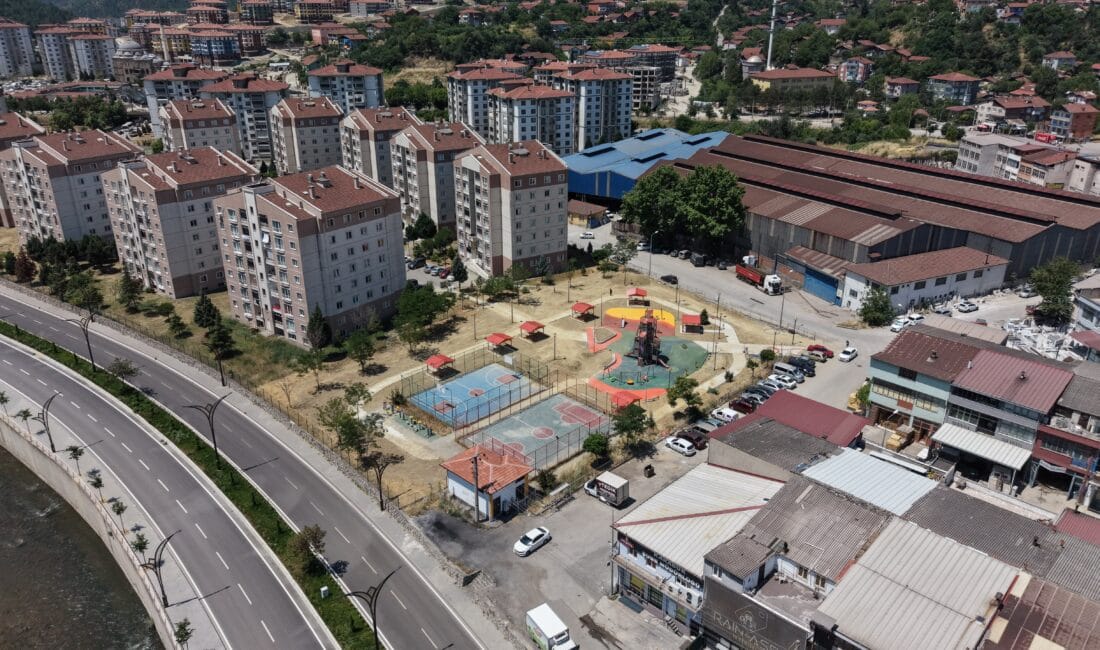 Karabük Belediyesi, kentte yeşil alan ve sosyal yaşam yatırımlarını sürdürüyor.