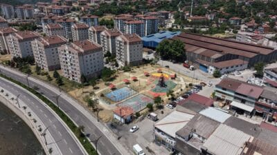 Karabük Belediyesi, kentte yeşil alan ve sosyal yaşam yatırımlarını sürdürüyor.