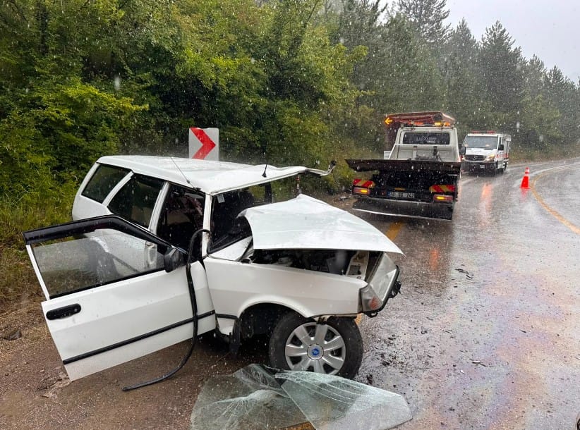 SAFRANBOLU’DAKİ KAZADA HAYATINI KAYBEDENLERİN SAYISI 2’YE YÜKSELDİ Safranbolu’da tır ile çarpışan otomobildeki Şehri K. (75) ardından eşi