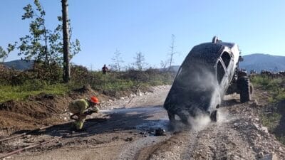 Ovacık ilçesinde park halindeki otomobilde henüz bilinmeyen nedenden yangın çıktı.