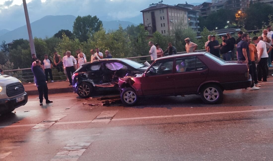 YENİCE’DE İKİ OTOMOBİL ÇARPIŞTI; 1’İ ÇOCUK, 4 YARALI Karabük’ün Yenice ilçesinde iki otomobilin çarpışması sonucu meydana gelen trafik