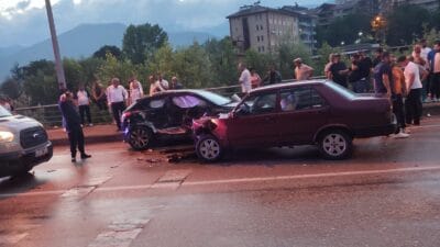 Karabük’ün Yenice ilçesinde iki otomobilin çarpışması sonucu meydana gelen trafik