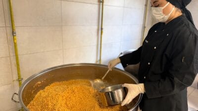 BAŞKAN ÇETİNKAYA: “AŞEVİMİZLE HER GÜN YÜZLERCE HANENİN SOFRASINA BEREKET TAŞIYORUZ” Karabük Belediye Başkanı Özkan Çetinkaya: “Belediyemizin Aşevi, iki yıldır aralıksız