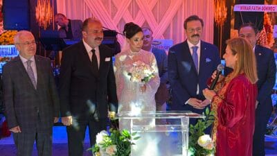 EROL İLE ESMA ALTUNTEPE ÇİFTİNİN GÖRKEMLİ DÜĞÜNÜ Safranbolu Ticaret ve Sanayi Odası Başkanı Erol Altuntepe ile İç