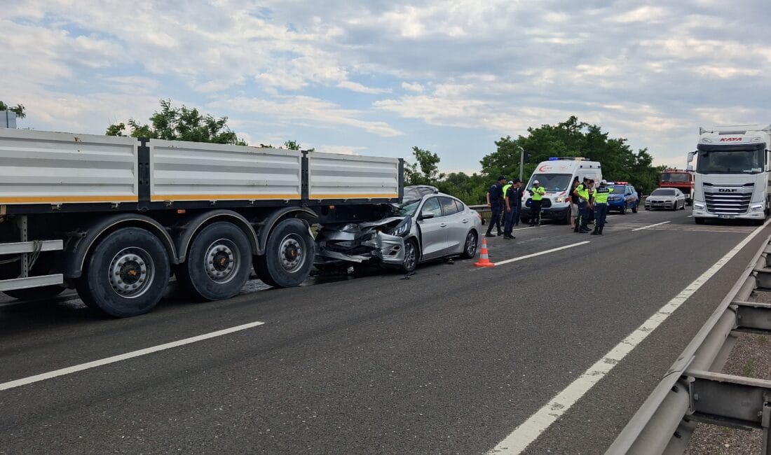 OTOMOBİL TIRA ÇARPTI, 1 KİŞİ ÖLDÜ, 6’SI ÇOCUK, 8 KİŞİ YARALANDI Eskipazar’da otomobil tıra arkadan çarptı. Kazada Yakup Yamak (46) hayatını