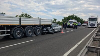 OTOMOBİL TIRA ÇARPTI, 1 KİŞİ ÖLDÜ, 6’SI ÇOCUK, 8 KİŞİ YARALANDI Eskipazar’da otomobil tıra arkadan çarptı. Kazada Yakup Yamak (46) hayatını