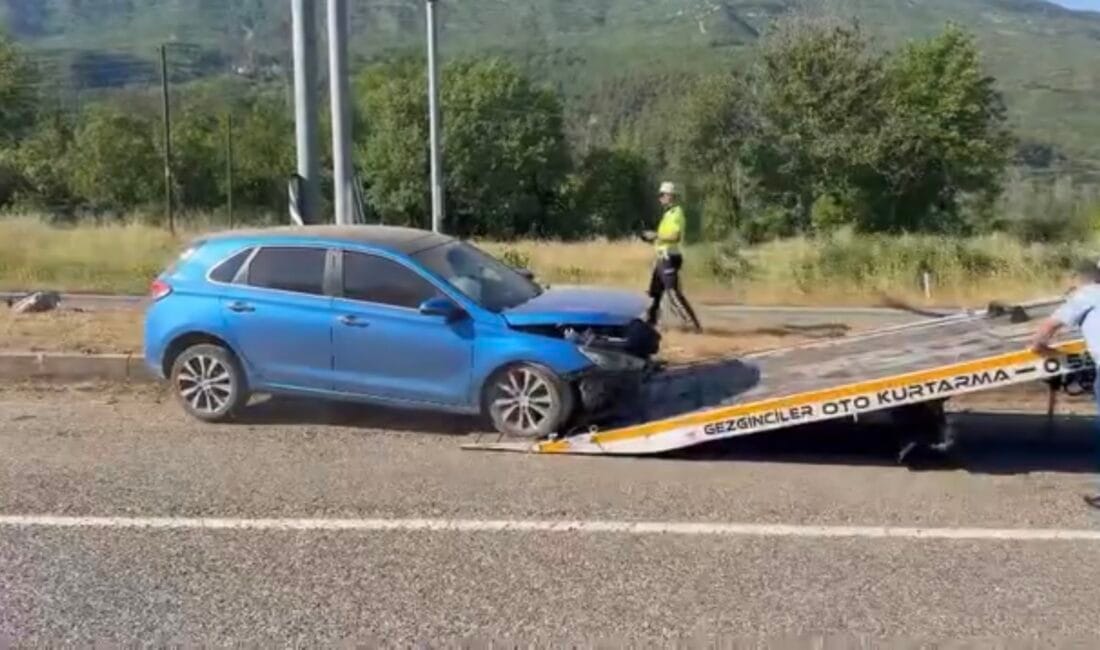 SAFRANBOLU’DA REFÜJE ÇARPAN OTOMOBİLDEKİ 4 KİŞİ YARALANDI Karabük’ün Safranbolu ilçesinde kontrolden çıkarak refüje çarpan otomobilde bulunan ikisi