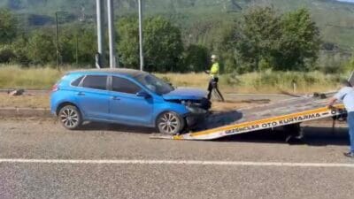 SAFRANBOLU’DA REFÜJE ÇARPAN OTOMOBİLDEKİ 4 KİŞİ YARALANDI Karabük’ün Safranbolu ilçesinde kontrolden çıkarak refüje çarpan otomobilde bulunan ikisi