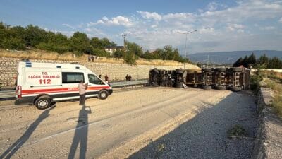 SAFRANBOLU’DA DEVRİLEN TIR ALEV ALDI, SÜRÜCÜ YARALANDI Safranbolu’da derilen tır alev aldı. Tır sürücüsü Y.K. yaralandı. Olay,