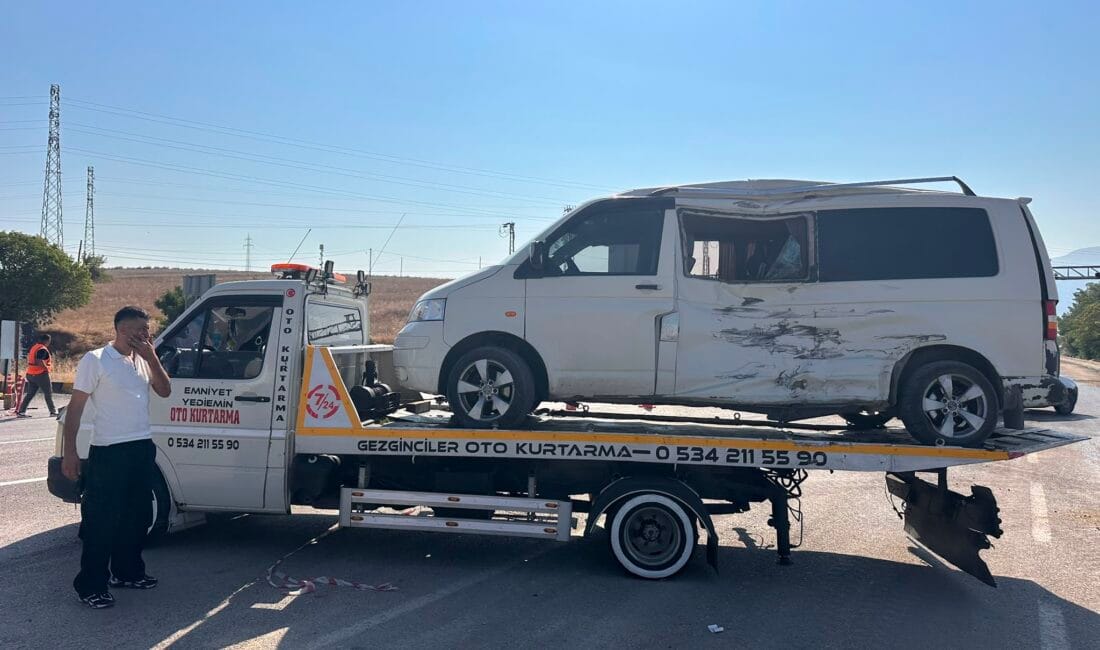 SAFRANBOLU’DA KAMYON İLE KAMYONET ÇARPIŞTI; 3 YARALI Karabük’ten Safranbolu istikametine seyir halinde olan kamyon ile Yazıköy istikametinden
