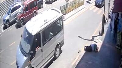 Karabük’te E.D. idaresindeki minibüs yolun karşısına geçmeye çalışan İ.K.’ye çarptığı