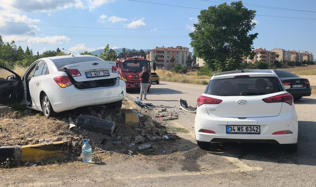 SAFRANBOLU’DA 2 OTOMOBİL ÇARPIŞTI; 7 YARALI Safranbolu’da 2 otomobilin çarpıştığı kazada 2’si çocuk 7 kişi yaralandı.