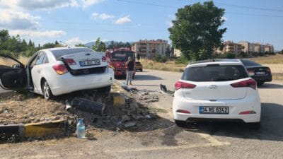 SAFRANBOLU’DA 2 OTOMOBİL ÇARPIŞTI; 7 YARALI Safranbolu’da 2 otomobilin çarpıştığı kazada 2’si çocuk 7 kişi yaralandı.
