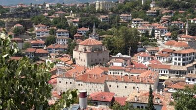 SAFRANBOLU’YU ZİYARET EDEN YABANCI TURİST SAYISINDA YILIN İLK ALTI AYINDA YÜZ 13’LÜK DÜŞÜŞ GERÇEKLEŞTİ UNESCO Dünya Miras Listesi’nde yer alan Karabük’ün tarihi Safranbolu ilçesini
