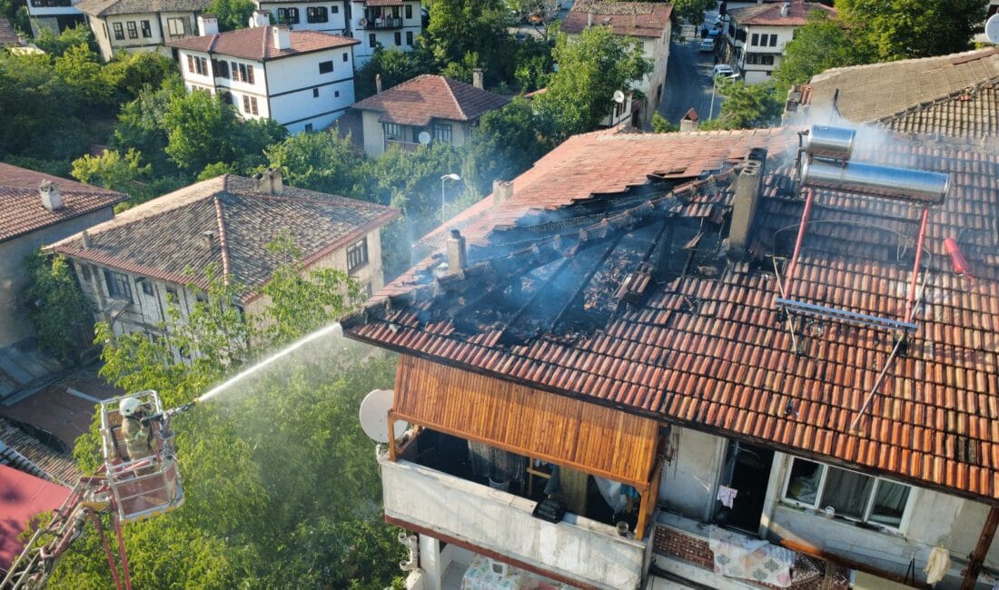 3 KATLI EVİN ÇATISINDA ÇIKAN YANGIN SÖNDÜRÜLDÜ Karabük’ün Safranbolu ilçesinde 3 katlı evin çatısında çıkan yangın söndürüldü.