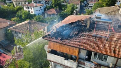 3 KATLI EVİN ÇATISINDA ÇIKAN YANGIN SÖNDÜRÜLDÜ Karabük’ün Safranbolu ilçesinde 3 katlı evin çatısında çıkan yangın söndürüldü.