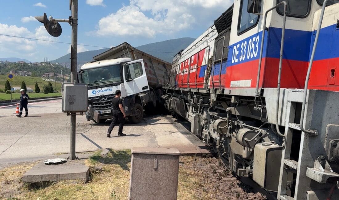 Karabük’te hemzemin geçitte lokomotif ile tırın çarpıştığı kazada maddi hasar