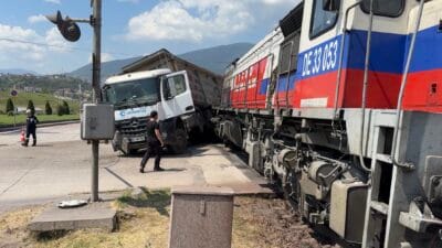 Karabük’te hemzemin geçitte lokomotif ile tırın çarpıştığı kazada maddi hasar