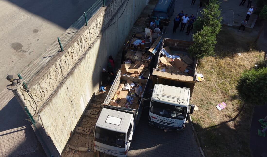 ANNE VE OĞLUNUN SİTE İÇERİSİNDE BİRİKTİRDİĞİ 4 KAMYON ÇÖP EKİPLER TARAFINDAN KALDIRILDI Karabük’te anne ve oğlunun site içerisinde biriktirdiği 4 kamyon çöp