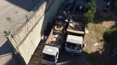 ANNE VE OĞLUNUN SİTE İÇERİSİNDE BİRİKTİRDİĞİ 4 KAMYON ÇÖP EKİPLER TARAFINDAN KALDIRILDI Karabük’te anne ve oğlunun site içerisinde biriktirdiği 4 kamyon çöp
