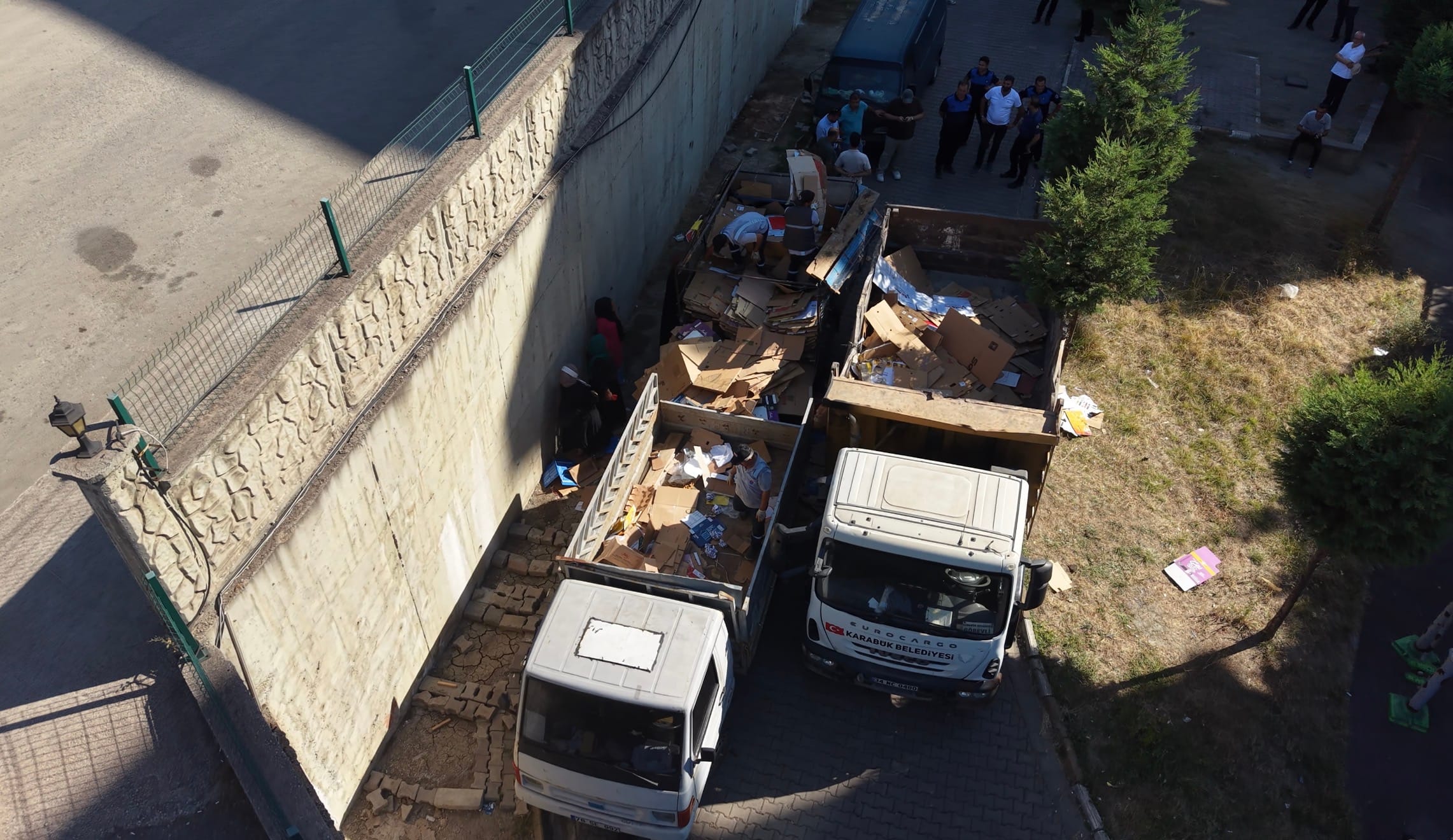 Karabük’te anne ve oğlunun site içerisinde biriktirdiği 4 kamyon çöp