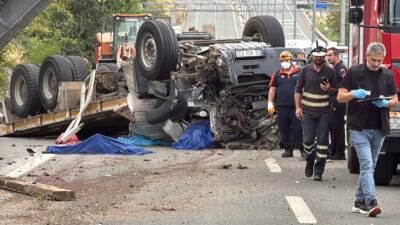 SAFRANBOLU’DA FECİ KAZA; ÇEKİCİ İLE MOTOSİKLET ÇARPIŞTI, 2 KİŞİ ÖLDÜ Karabük’ün Safranbolu ilçesinde çekici ile motosikletin çarpıştığı kazada iş makinesi