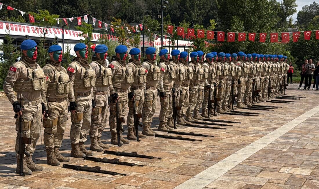 30 AĞUSTOS TÖRENİNDE KOMANDOLARIN GÖSTERİLERİ BEĞENİYLE İZLENDİ Karabük’te, 30 Ağustos Zafer Bayramı nedeniyle düzenlenen kutlamalarda Safranbolu Jandarma