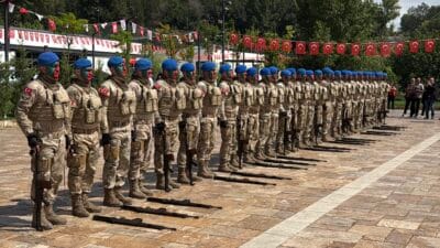 30 AĞUSTOS TÖRENİNDE KOMANDOLARIN GÖSTERİLERİ BEĞENİYLE İZLENDİ Karabük’te, 30 Ağustos Zafer Bayramı nedeniyle düzenlenen kutlamalarda Safranbolu Jandarma