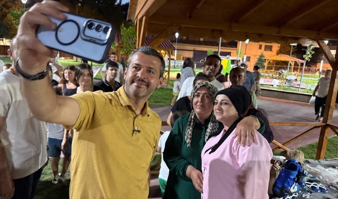 Karabük Belediye Başkanı Özkan Çetinkaya, Soğuksu Mahallesi’nde gerçekleştirdiği saha gezisinde