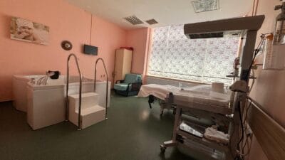 KARABÜK EĞİTİM VE ARAŞTIRMA HASTANESİNDE HİDROTERAPİ EŞLİĞİNDE DOĞUM (SUDA DOĞUM) BAŞLADI Karabük Eğitim ve Araştırma Hastanesinde Hidroterapi Eşliğinde Doğum (Suda Doğum)