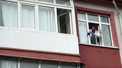 Karabük’te 3 katlı apartmanın 3. katından düşen 17 yaşındaki Afganistan
