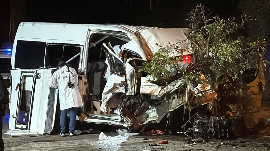 MİNİBÜS ŞOFÖRÜ AĞACA ÇARPARAK DURABİLDİ; 6 KİŞİ YARALANDI Karabük’te direksiyon hakimiyetini kaybeden minibüs şoförü S.Ö. (35) trafik tabelası,