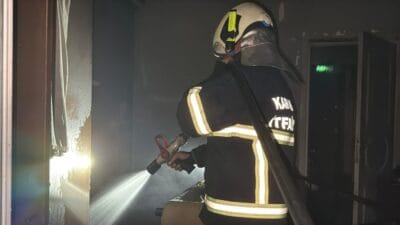 Karabük’te 4 katlı apartmanın 2. katında yangın çıktı. Yangında 2