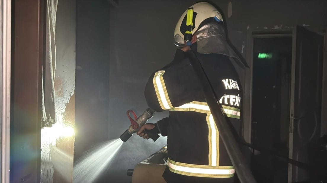 Karabük’te 4 katlı apartmanın 2. katında yangın çıktı. Yangında 2