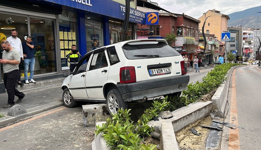 OTOMOBİL SÜRÜCÜSÜ ÖNCE KADINA SONRA REFÜJE ÇARPARAK DURABİLDİ Otomobil sürücüsü önce kadına çarptı sonra refüje çarparak durabildi; o