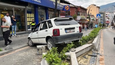 OTOMOBİL SÜRÜCÜSÜ ÖNCE KADINA SONRA REFÜJE ÇARPARAK DURABİLDİ Otomobil sürücüsü önce kadına çarptı sonra refüje çarparak durabildi; o