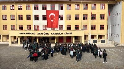 2026-2027 EĞİTİM VE ÖĞRETİM YILI BAŞLADI Karabük’te 2026-2027 eğitim ve öğretim yılı başladı. Yaz tatilinin sona