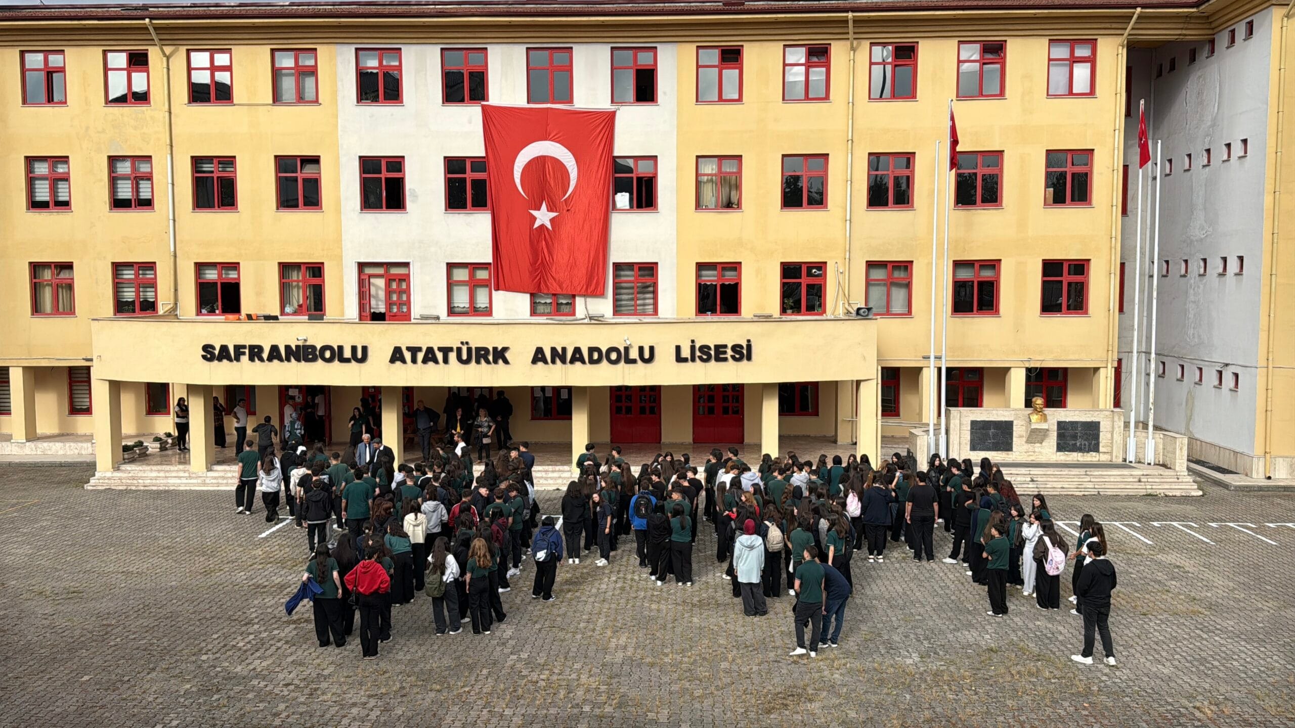 2026-2027 EĞİTİM VE ÖĞRETİM YILI BAŞLADI Karabük’te 2026-2027 eğitim ve öğretim yılı başladı. Yaz tatilinin sona