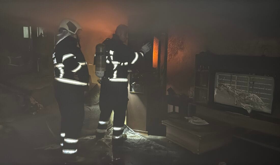 APARTMANDA ÇIKAN YANGINDA 2 KİŞİ DUMANDAN ETKİLENDİ Karabük Bahçelievler Mahallesi’nde 5 katlı apartmanın 3. katından çıkan yangından