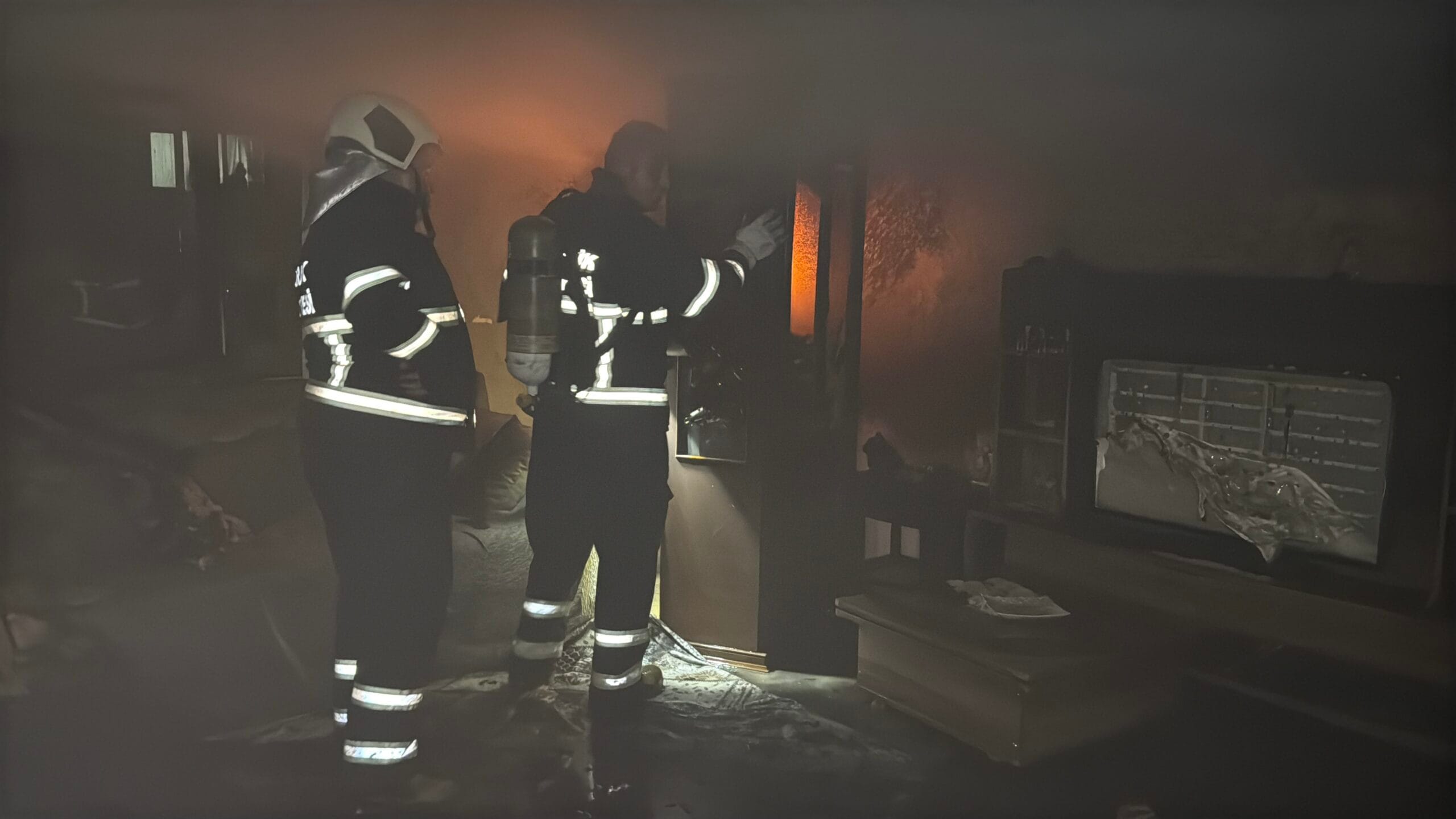 Karabük Bahçelievler Mahallesi’nde 5 katlı apartmanın 3. katından çıkan yangından