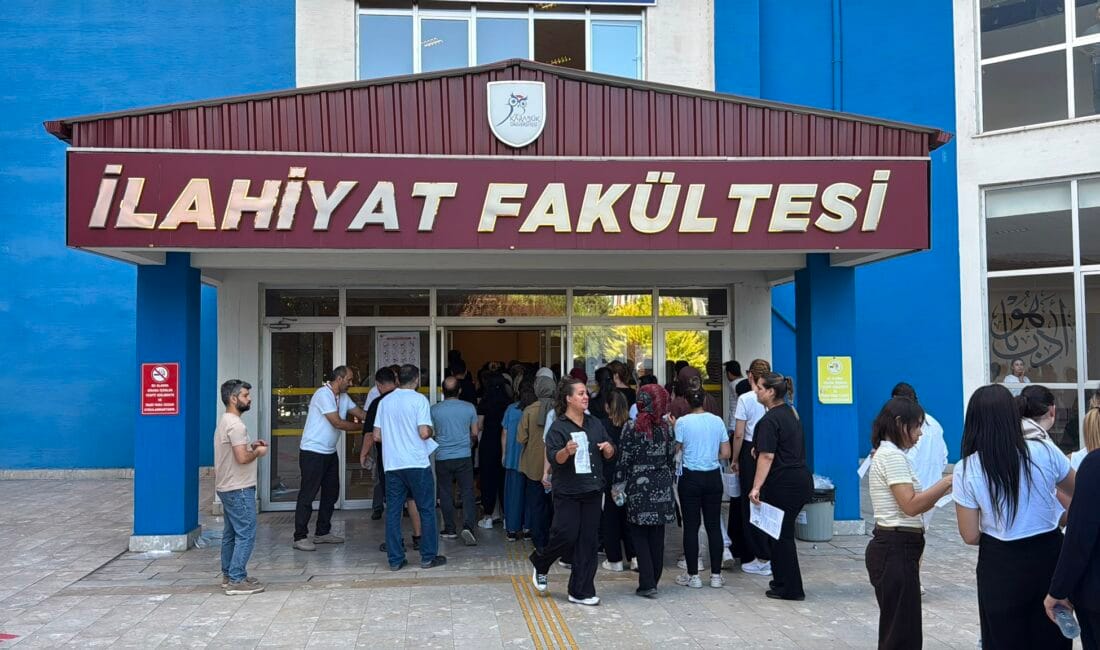 KARABÜK’TE ADAYLARIN KPSS HEYECANI Karabük’te, lisans mezunu adaylar, Kamu Personeli Seçme Sınavı (KPSS) heyecanı
