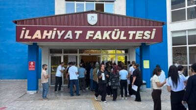 KARABÜK’TE ADAYLARIN KPSS HEYECANI Karabük’te, lisans mezunu adaylar, Kamu Personeli Seçme Sınavı (KPSS) heyecanı