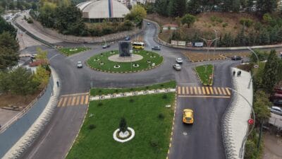 ŞİRİNEVLER’DE YEŞİL DÖNÜŞÜM: ONUR KENT YAMAÇLARINDA ÇALIŞMALAR TAMAMLANDI Karabük Belediye Başkanı Özkan Çetinkaya’nın göreve gelmesinin ardından kent genelinde