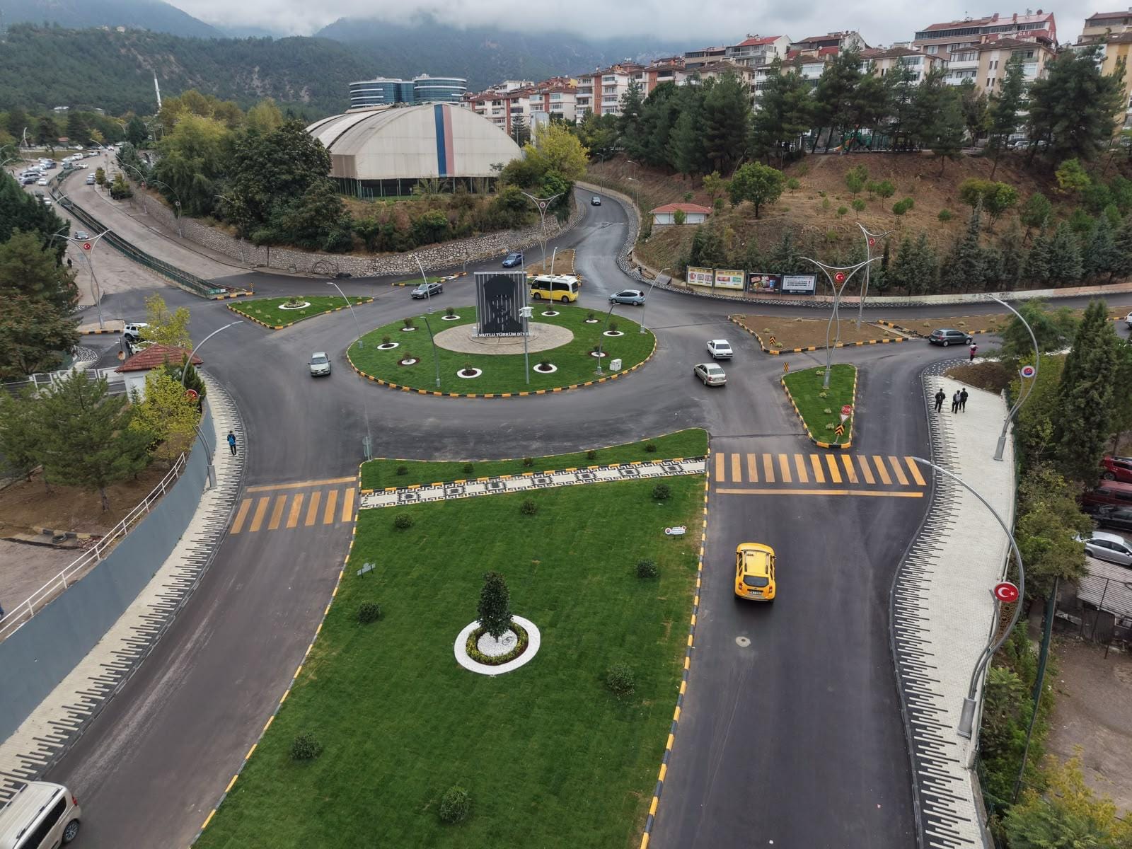 ŞİRİNEVLER’DE YEŞİL DÖNÜŞÜM: ONUR KENT YAMAÇLARINDA ÇALIŞMALAR TAMAMLANDI Karabük Belediye Başkanı Özkan Çetinkaya’nın göreve gelmesinin ardından kent genelinde