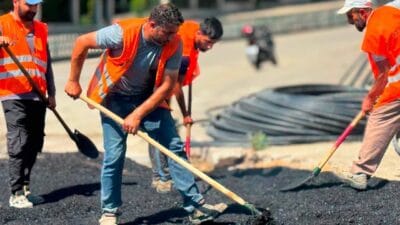 BAŞKAN ÖZKAN ÇETİNKAYA İLE 2 YILDA 145 BİN TON SICAK ASFALT Karabük Belediyesi, kentin çehresini yenilemek, ulaşım altyapısını güçlendirmek ve konforlu