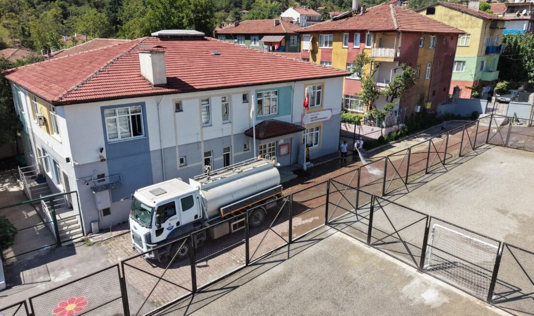 KARABÜK’TE OKULLAR YENİ DERS YILINA HİJYENLE MERHABA DİYECEK Karabük Belediyesi, yaklaşan yeni eğitim-öğretim dönemi öncesinde kent genelindeki eğitim