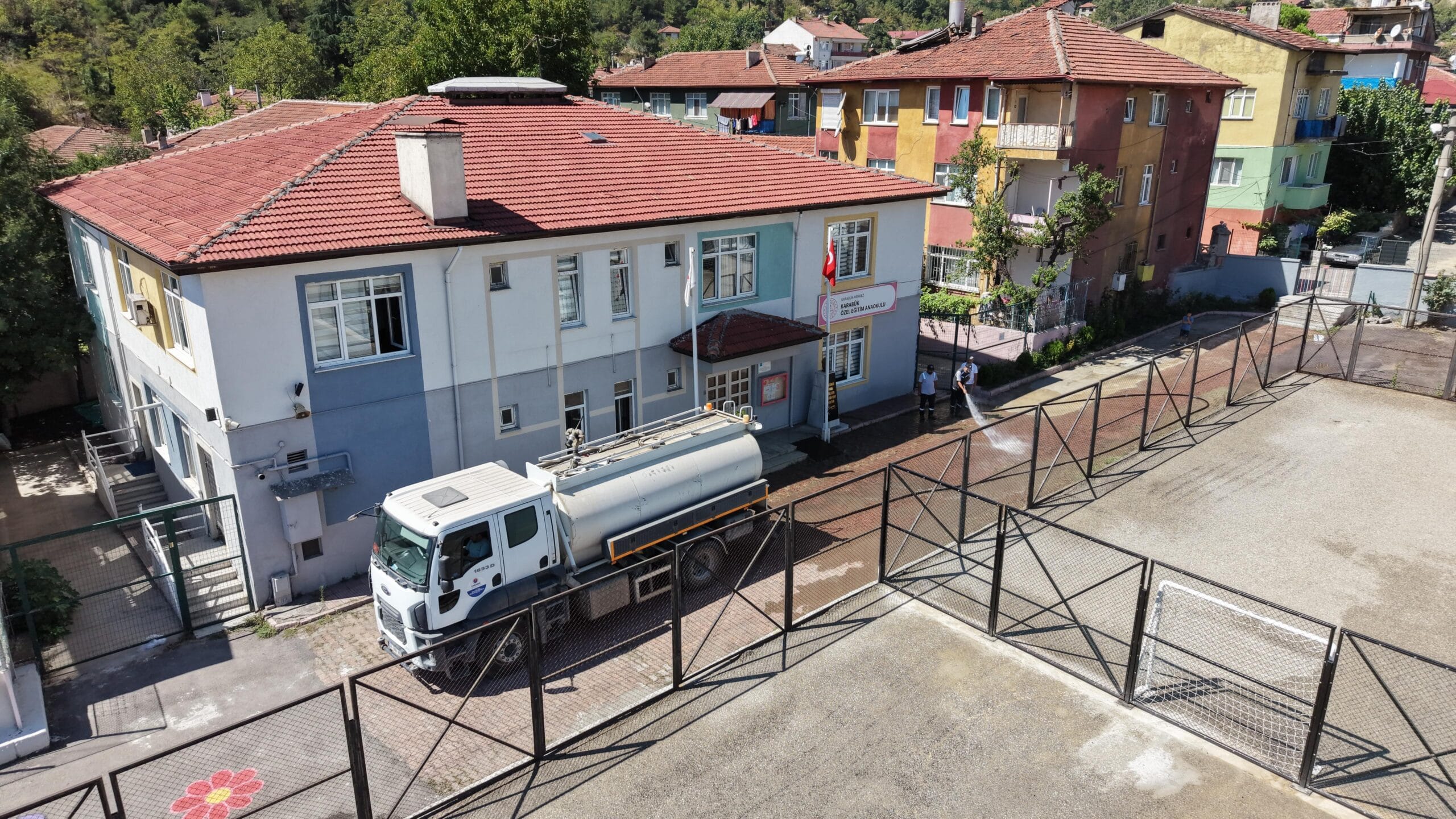 KARABÜK’TE OKULLAR YENİ DERS YILINA HİJYENLE MERHABA DİYECEK Karabük Belediyesi, yaklaşan yeni eğitim-öğretim dönemi öncesinde kent genelindeki eğitim