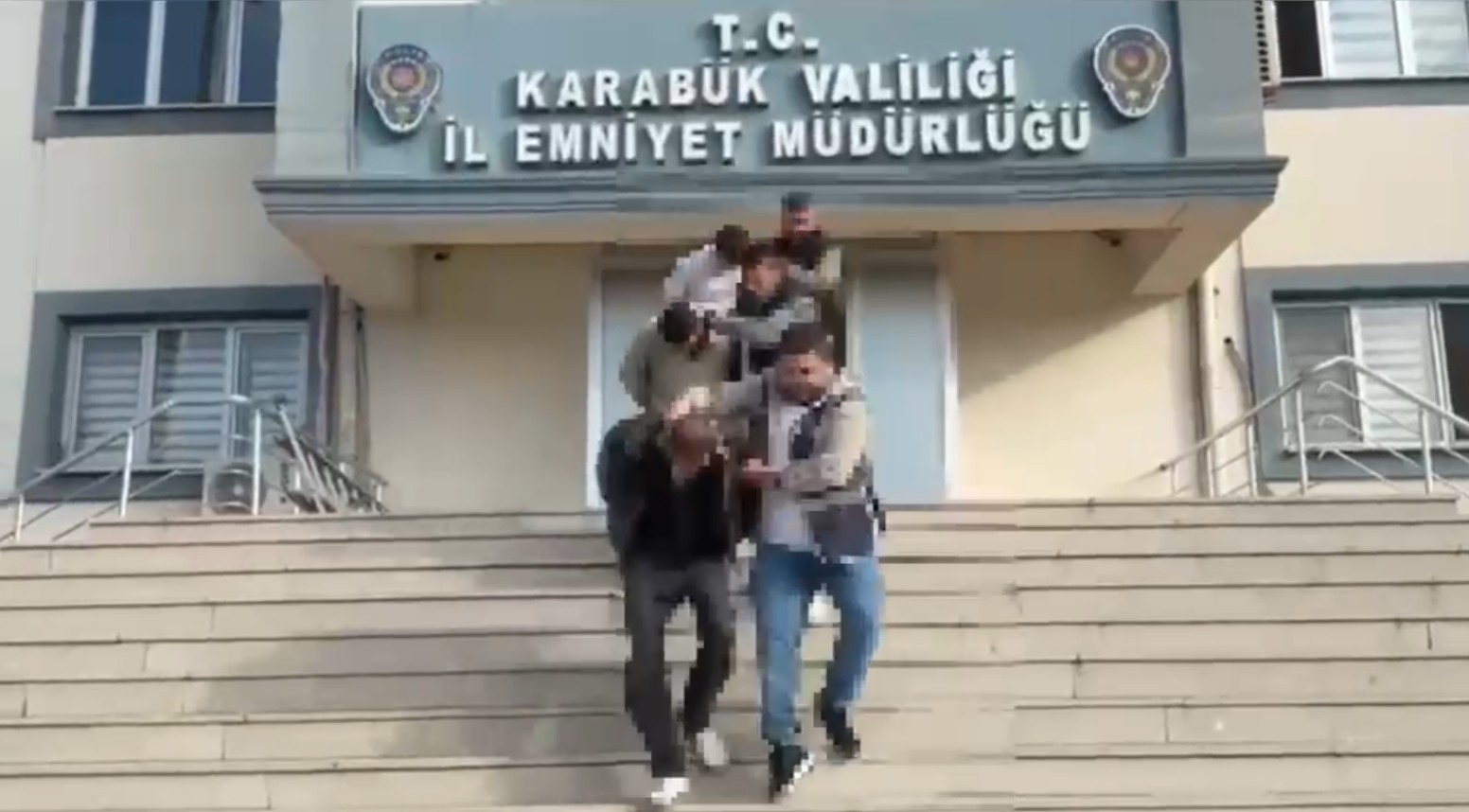 Karabük’te polis ekipleri tarafından uyuşturucu ve uyarıcı madde imal ve